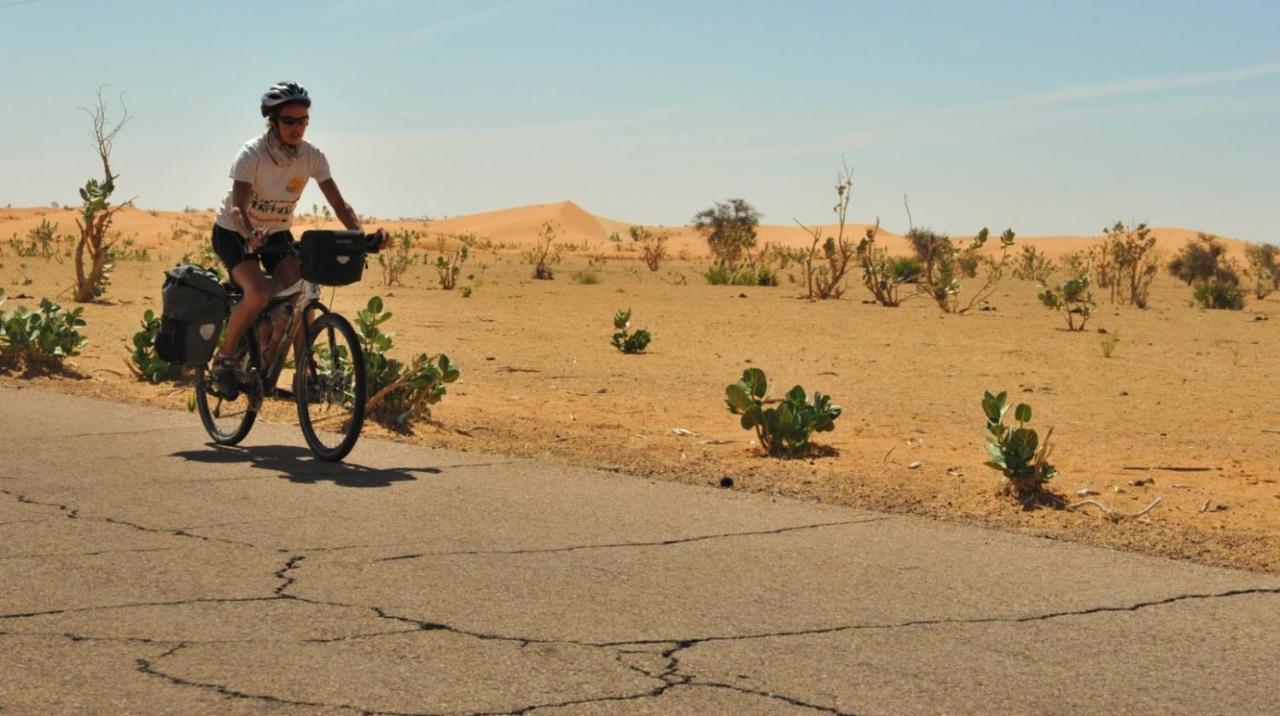 Riad Caravasar Merzouga Bagian luar foto